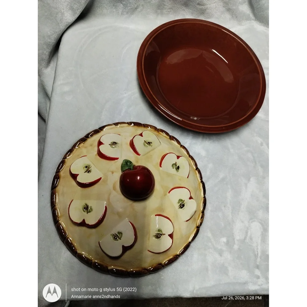 Farmhouse Apple Pie Baker Covered Ceramic Pie Plate Portugal Style 2-piece Set